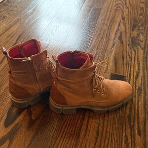 Saint + Sofia Tan Suede Lace-Up Platform Combat Boots Size 39 / US 8 Red Lining
